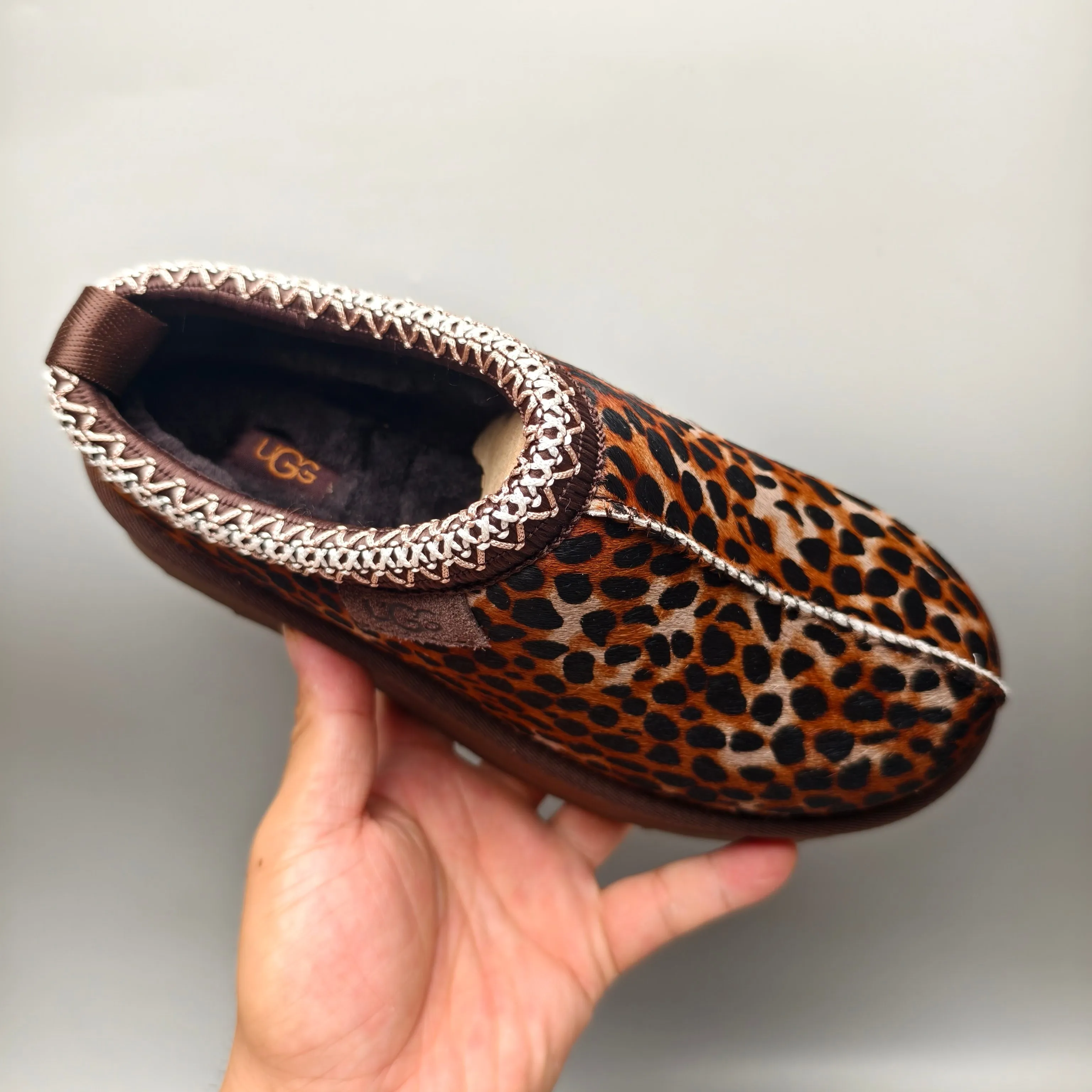 💰520 UGG sheepskin all-in-one snow boots 8430 co-branded trendy thick-soled slip-on women's snow boots🐾~ 🍭 A co-branded trendy item launched with well-known designer brands Feng Chen Wang and TELFAR. Zhou Dongyu & Wang Jiaer’s same style Fang Kete boots. The slip-on design makes it easy to put on and take off, and can be used indoors or outdoors. The exotic hemming design is eye-catching, and it is definitely worth buying ~ 🍭Material: cowhide ➕sheep fur Outsole: rubber (Light Wing Technology) 🍭Color: clever leopard print 🍭Number: 35-41